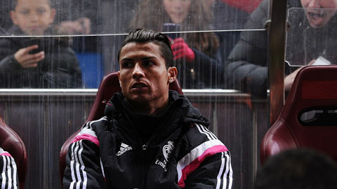 Ronaldo ngồi dự bị trong trận thua 0-2 của Real trước Atletico ở lượt đi vòng 1/8 cúp Nhà vua