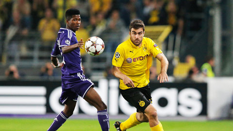 Dortmund (phải) cần một chiến thắng để lấy tinh thần bước vào lượt về Bundesliga đầy cam go