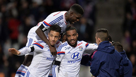 Lần đầu tiên Lyon vươn lên dẫn đầu BXH Ligue 1 mùa này