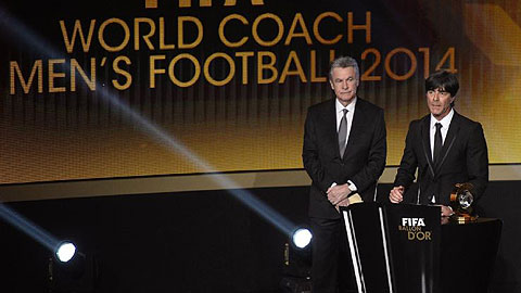 HLV Joachim Loew (phải) trên bục vinh quang