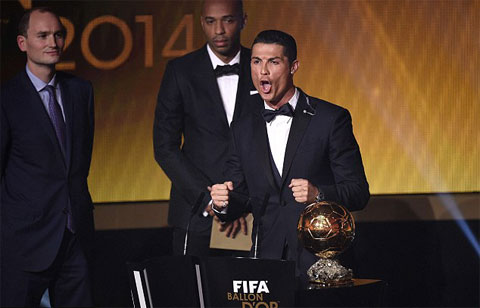 Ronaldo phấn khích sau bài phát biểu trên bục nhận giải