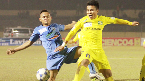 Lợi thế sân nhà là không đủ để SLNA (phải) đánh bại Thanh Hóa