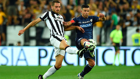 Không dễ để Di Natale (phải) và đồng đội ngăn chặn được bước tiến của Juve