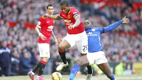 Valencia (trái) trận này lại được Van Gaal cho đá hậu vệ phải