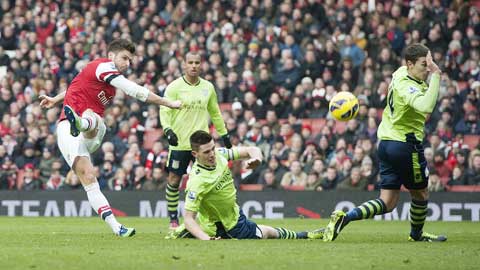 Chiến thắng trước Aston Villa sẽ giúp Giroud (trái) và đồng đội tạo hưng phấn trước trận derby với Tottenham