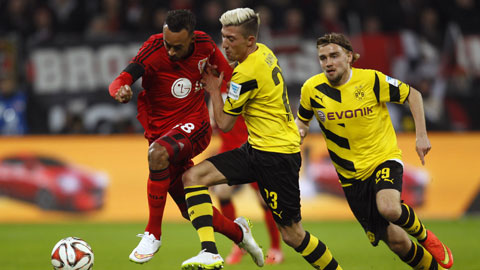 Trận hòa Leverkusen là không đủ để Dortmund (phải) thoát khỏi vị trí cuối bảng