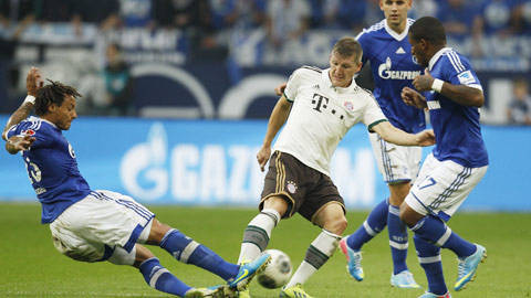Bayern (áo trắng) từng thắng 8/9 lần gặp Schalke gần đây