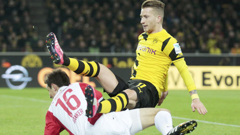 Reus (trên) chơi cực kỳ mờ nhạt trước Augsburg