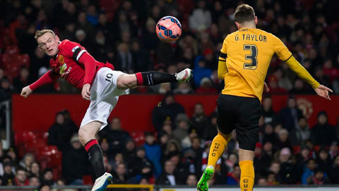 Trận gặp Cambridge Utd cho thấy, Rooney (trái) đã phòng ngự nhiệt tình như một công nhân dọn dẹp trước hàng thủ M.U