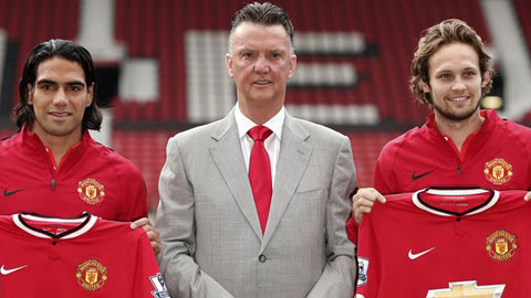 Hai tân binh Falcao (trái) và Blind mới được HLV Van Gaal đưa về M.U