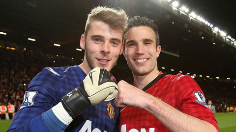 Cả Van Persie (phải) và De Gea đều đang khiến HLV Van Gaal khó nghĩ trong việc gia hạn hợp đồng