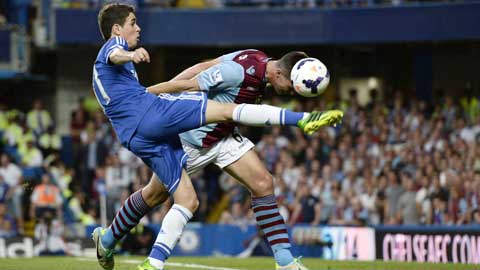 Chelsea (trái) sẽ trở lại với lối chơi bùng nổ để vùi dập Aston Villa?
