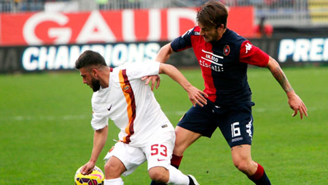 Các ngôi sao trẻ của Roma như Paredes hay Verde (áo sáng) chơi ấn tượng trong trận gặp Cagliari