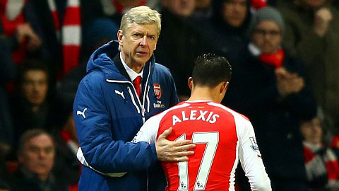 Wenger an ủi Sanchez khi bị thay ra