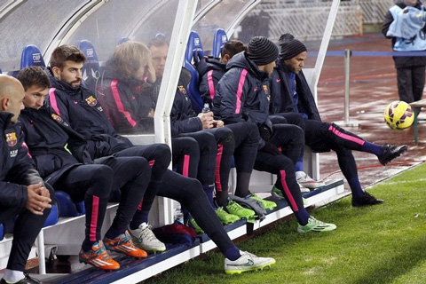 Pique từng phải đánh bóng băng ghế dự bị Barca