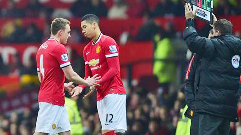Jones rời sân nhường chỗ cho Smalling