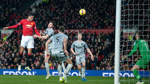 Smalling đóng góp 2 bàn thắng trong chiến thắng 3-1 của M.U trước Burnley 