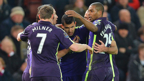 Đồng đội chia vui với Aguero trong trận đấu với Stoke