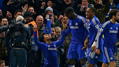 Willian (trái) ghi bàn giúp chelsea giành chiến thắng trước Everton