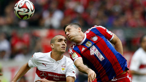 Những bất ổn ở cả hàng công và hàng thủ sẽ khiến Bayern (phải) gặp nhiều khó khăn trước Hamburg