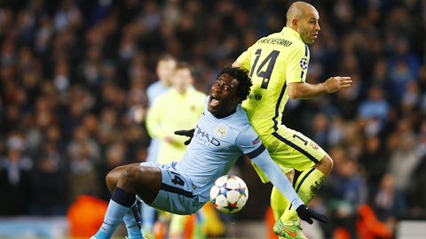 HLV Pellegrini có lẽ đã quá tự tin, khiến Man City (trái) liên tục thất thế khi đối đầu Barca
