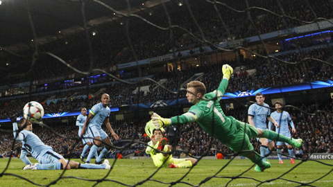 Hàng thủ Man City liên tiếp mắc sai lầm ở trận thua Barca