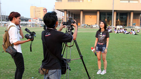 Nữ phóng viên Muay của kênh truyền hình Thai TV tác nghiệp ở buổi tập của Olympic Việt Nam. Ảnh: Minh Tuấn