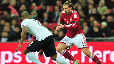 Một chiến thắng đang ở trước mặt Bendtner (phải) cùng đồng đội