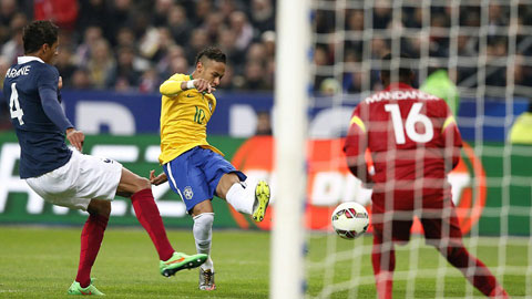 Neymar (áo vàng) đã có được bàn thắng thứ 43 cho ĐT Brazil