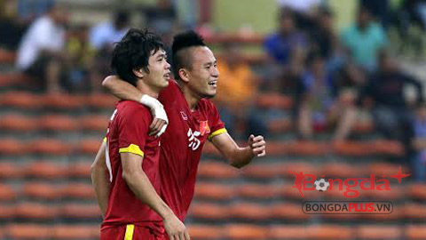 Huy Toàn & Công Phượng ghi bàn mang về chiến thắng chung cuộc 2-1 của U23 Việt Nam trước U23 Malaysia - Ảnh: Minh Tuấn 