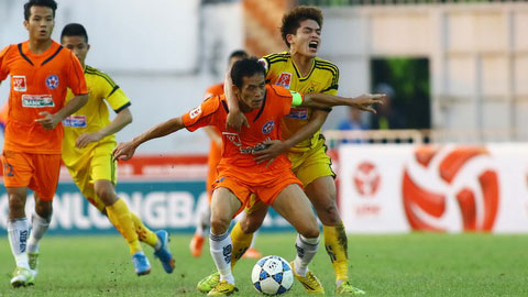 Đội trưởng Vũ Phong (áo cam) và các đồng đội ở SHB Đà Nẵng đã có một trận đấu rất vất vả với Nam Định - Ảnh: Sông Hàn
