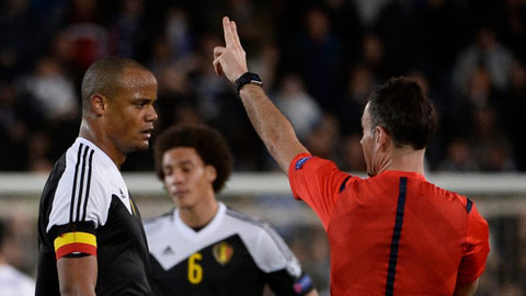 Kompany nhận thẻ đỏ ở trận đấu giữa ĐT Bỉ và ĐT Israel