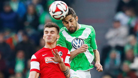 Hậu vệ Rodriguez (phải), tác giả bàn thắng duy nhất giúp Wolfsburg vào bán kết