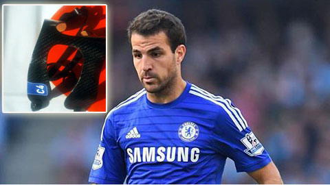 Fabregas với chiếc mặt nạ