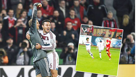 Thiago đã chơi rất quyết tâm trước Leverkusen mà điển hình là pha tung chân vào Kiessling (ảnh nhỏ)