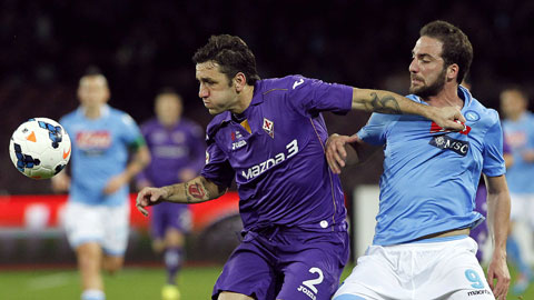 Hai kẻ thất bại Fio và Napoli (phải) tại bán kết Coppa Italia sẽ đối đầu nhau tại vòng 30 Serie A cuối tuần này