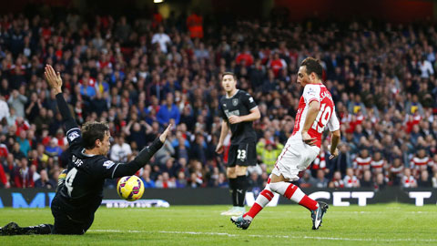 Nhờ phong độ đang lên cao, Arsenal (phải) sẽ không khó để “làm gỏi” Burnley