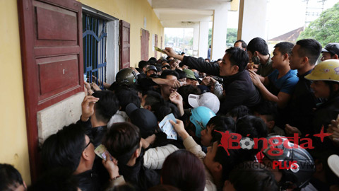 CĐV chen chúc nhau mua vé xem trận SLNA và HA.GL