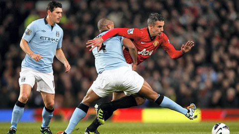 Van Persie và Kompany sẽ không có dịp chạm trán nhau ở derby Manchester