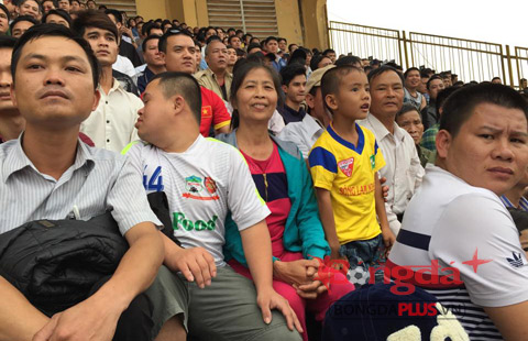 Bà Nguyễn Thị Hoa, mẹ Công Phượng, trên khán đài sân Vinh. Ảnh: Minh Hải