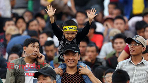 CĐV nhí thích thú xem SLNA đấu HA.GL - Ảnh: Đức Cường