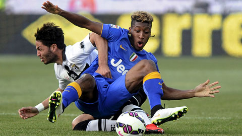 Juventus (áo xanh) sảy chân ở Ennio Tardini