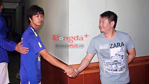 Cuộc gặp và cái bắt tay đầu tiên giữa 2 ngôi sao nổi bật của bóng đá Việt Nam - Ảnh: Nhất Huy