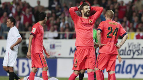 Pique, một trong hai tội đồ của Barca trong trận hòa Sevilla