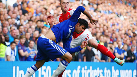 Liệu một Chelsea (trái) đang kiệt sức có thể vượt qua được những thử thách cực kỳ khó nhằn trước mắt?