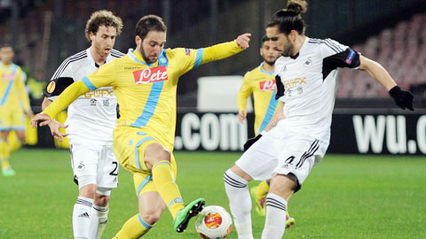 8 trận gần nhất ở Serie A, Higuain (giữa) ghi vẻn vẹn 1 bàn