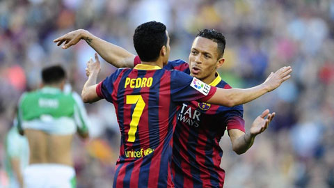 Pedro (trái) và Adriano sẽ có dịp chứng tỏ mình trước PSG