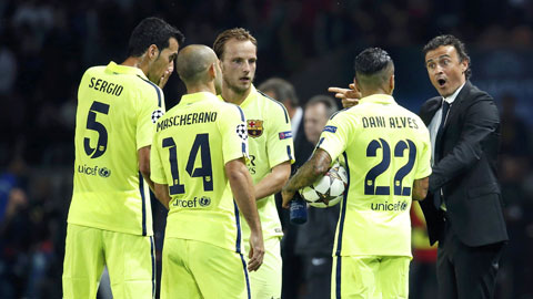 Vì Alves chấn thương, Enrique tính để Barca đá 3 hậu vệ