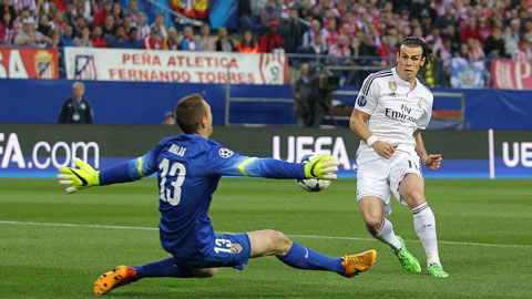 Oblak chiến thắng Bale trong tình huống đối mặt