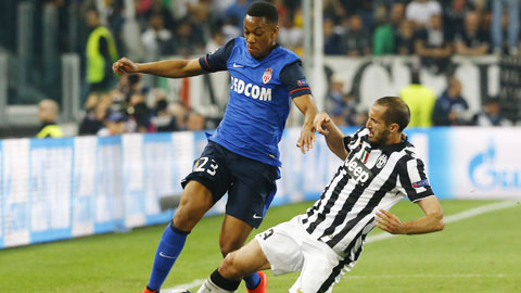 Martial (trái) đã khiến hàng thủ Juve nhiều lần phải toát mồ hôi